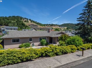 2066 NW Sunberry Dr, Roseburg, OR 97471