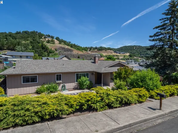 2066 NW Sunberry Dr, Roseburg, OR 97471
