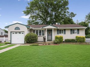 92 Ithaca St, Bay Shore, NY 11706