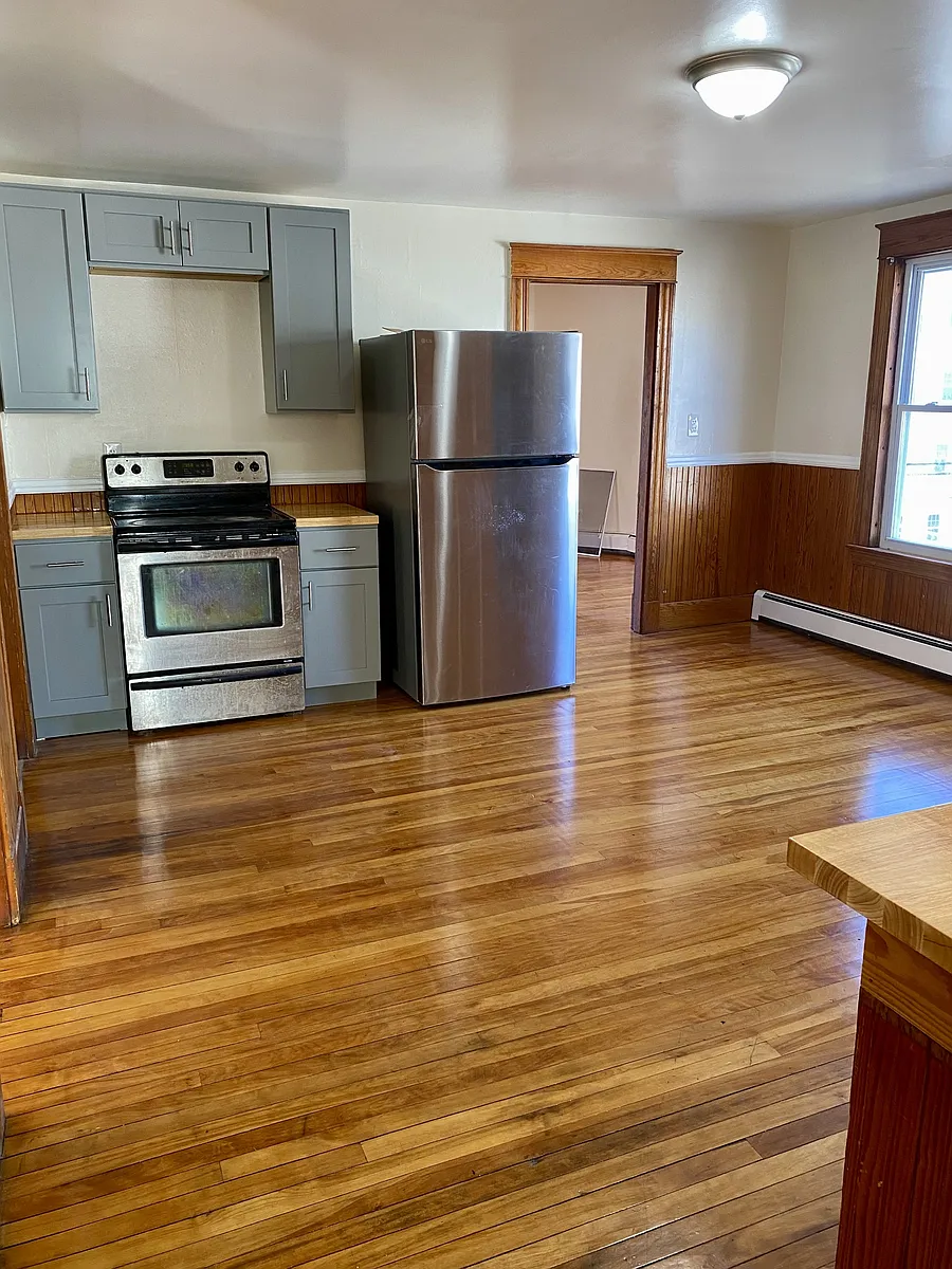 Building Photo - 98 Walnut St #3