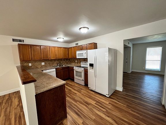 4th image of 1505 Larchmont Dr