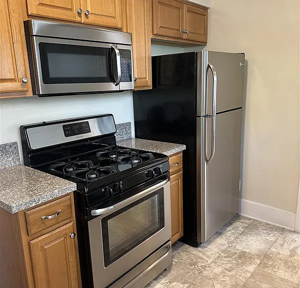 2831 Rowena Ave — Photo 4