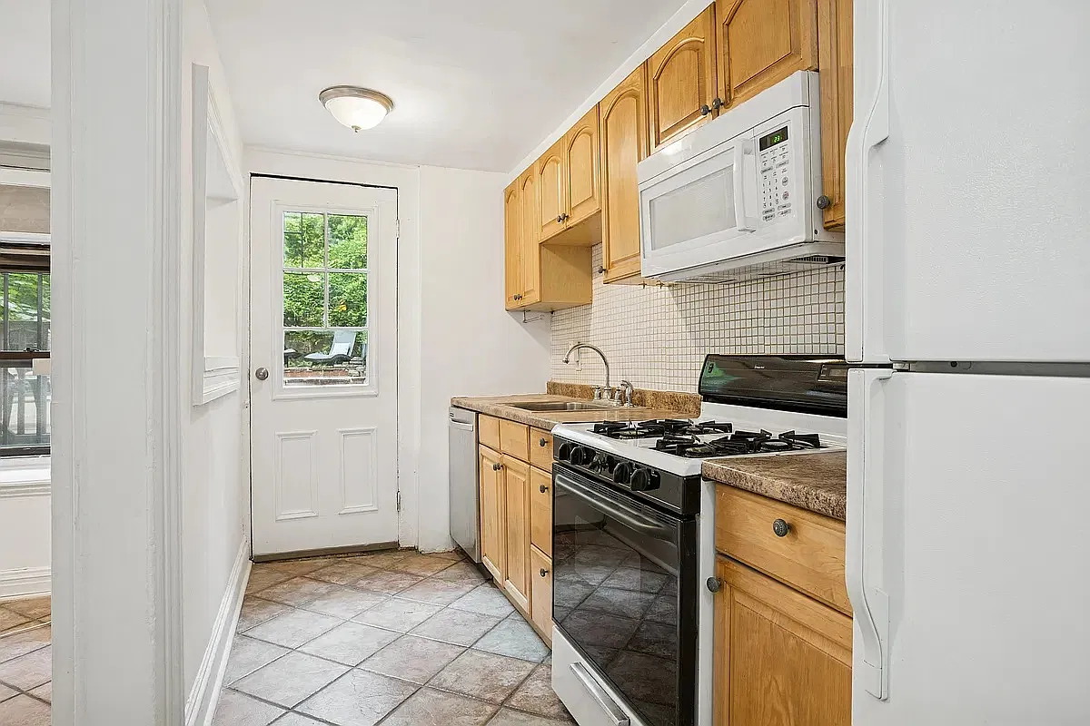 417 West 46th Street — Photo 2