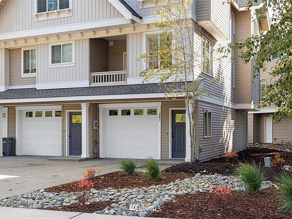 This end unit includes the side yard which has been freshly landscaped.
