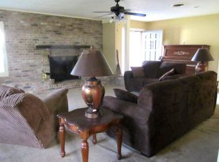 201 Robinson St, Edna, TX 77957