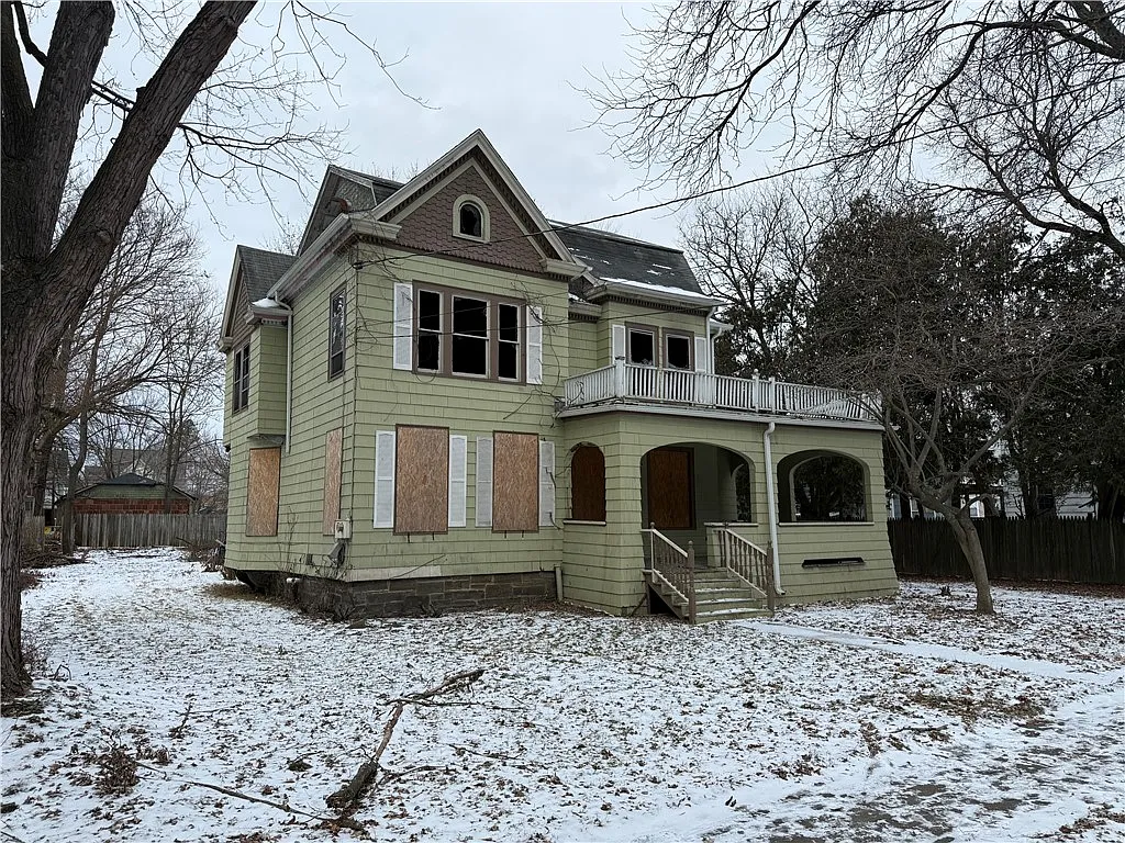 356 W 1st St photo 1