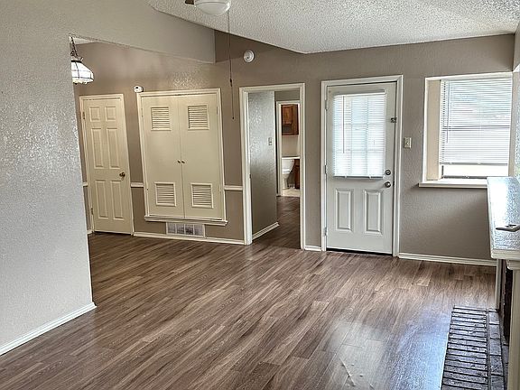 2nd image of 9605 Elmwood Ave #B