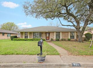 921 Pine Tree Ln, Desoto, TX 75115
