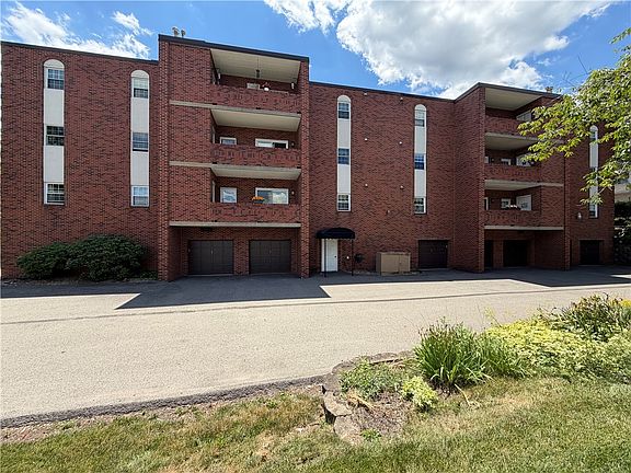 3rd image of 105 Woodstone Ln APT 61