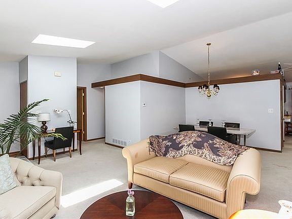 4th image of 370 S Garden Ave