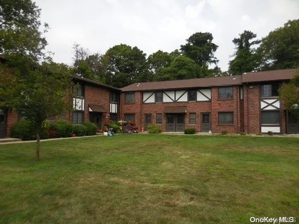 21 Pinebrook Place #21, Bay Shore, NY 11706
