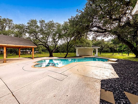 3rd image of 412 Cliffside Dr