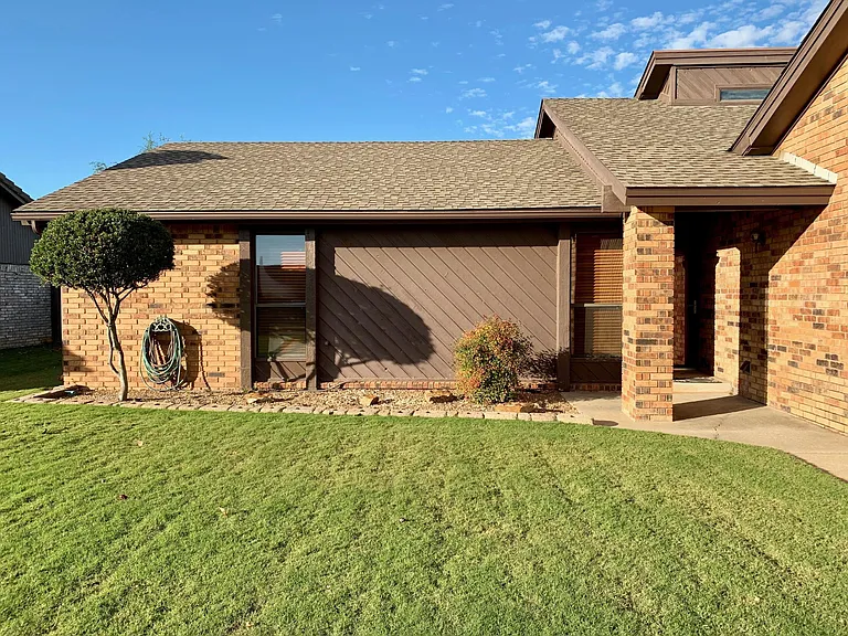 1419 Pickford Ln — Photo 2