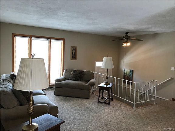 4th image of 49 Deborah Ln