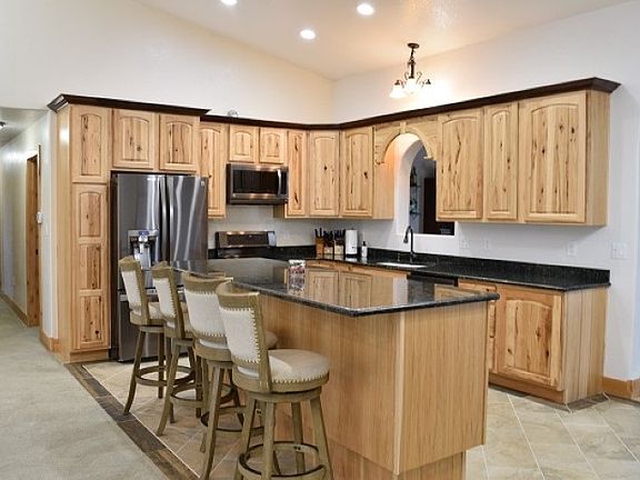 3rd image of 400 Sunshine Ln