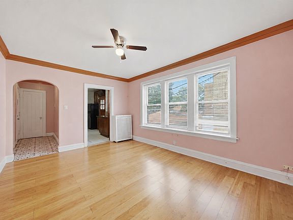 3rd image of 6316 N Artesian Ave APT 102