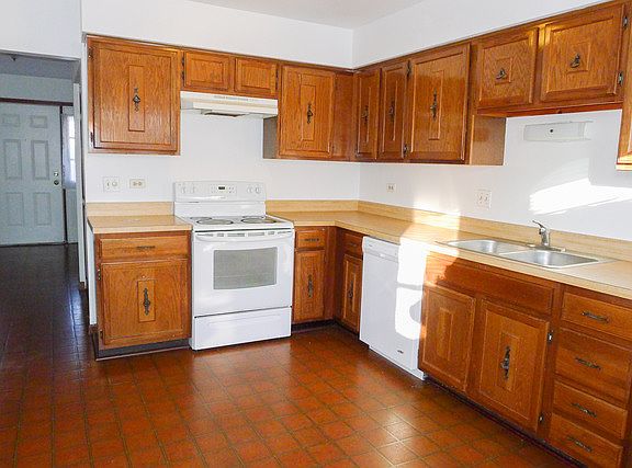 4th image of 1625 Westbury Dr