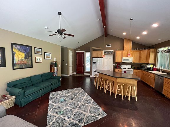 Living room/Kitchen area