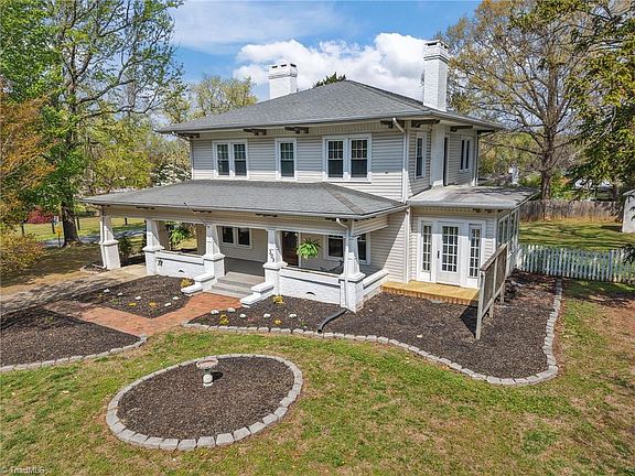 4th image of 303 E Swannanoa Ave