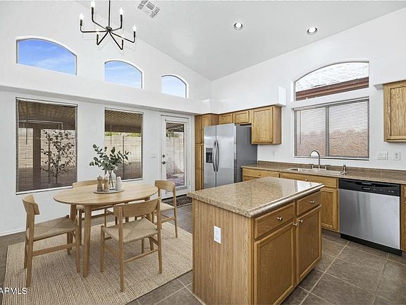 3rd image of 526 S LABELLE Street