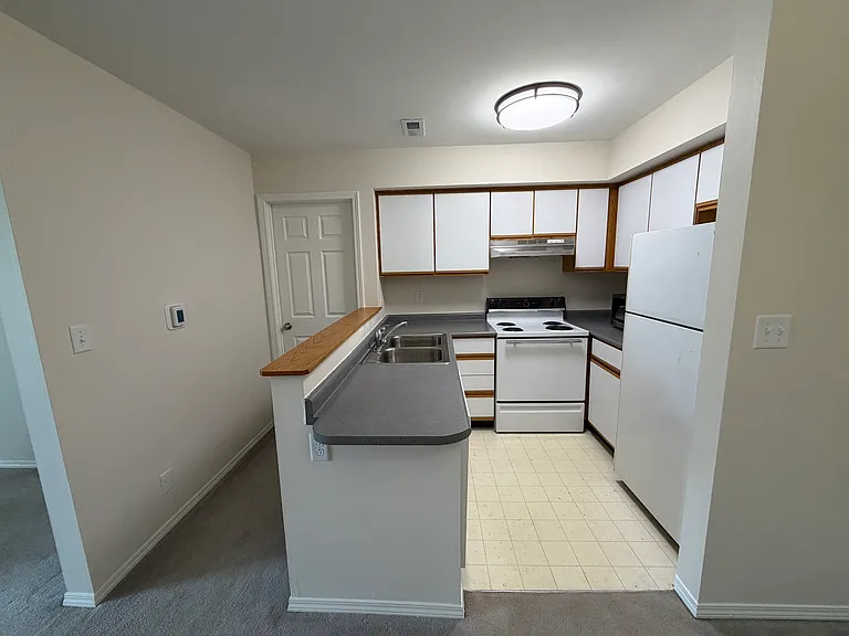 4 Hartwell Ct #10 — Photo 7