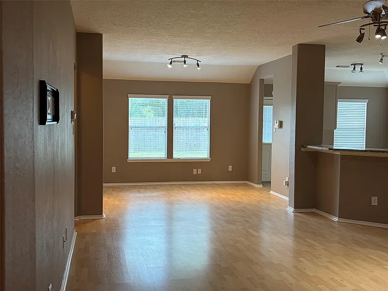 9510 Barr Spring Dr — Photo 4