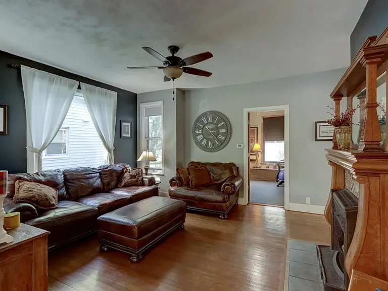 511 W Wisconsin St — Photo 15
