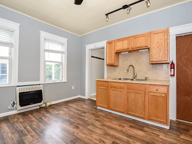 256 1/2 E Grove St #256 — Photo 6