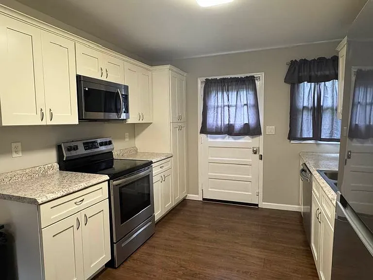 1095 Sunset Rd — Photo 3