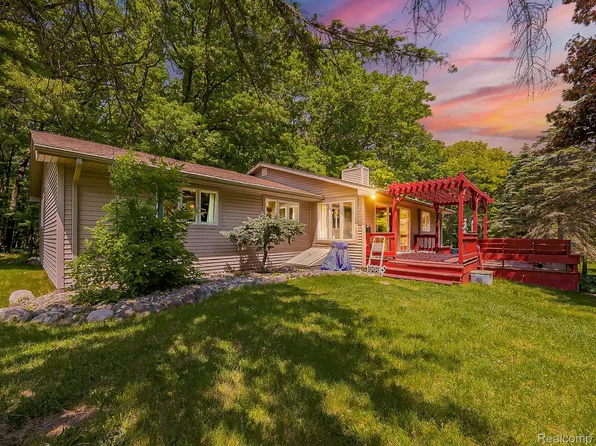 15068 Eddy Lake Rd, Fenton, MI 48430