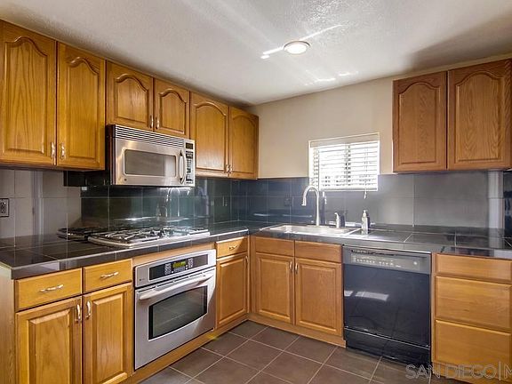 5th image of 2041 Franklin Ave