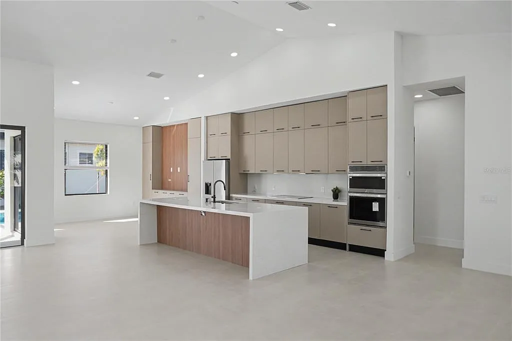 4 bed, 4.0 bath, 2436 sqft, $4,500 — Photo 3