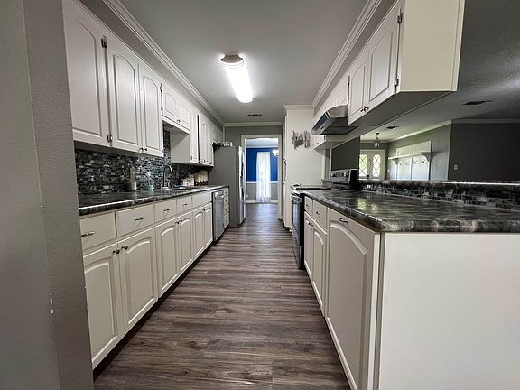 5th image of 47 Broadmoor Dr