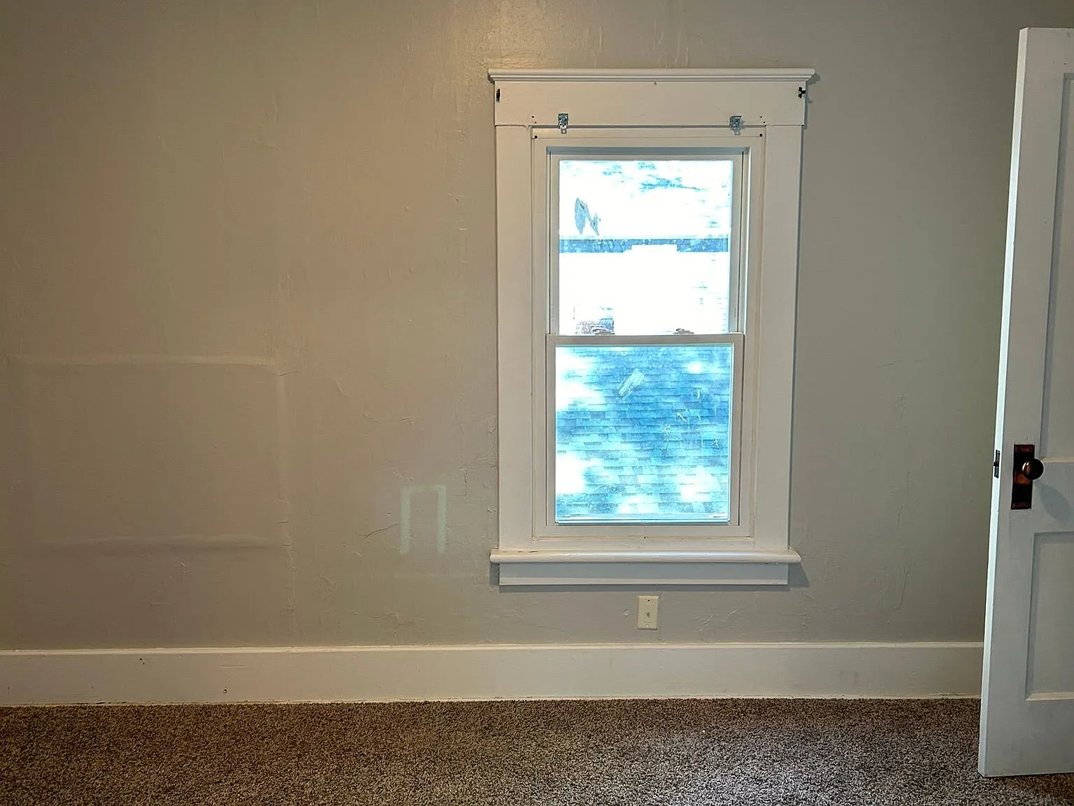 3 bed, 1.0 bath, 1100 sqft, $1,050 — Photo 4