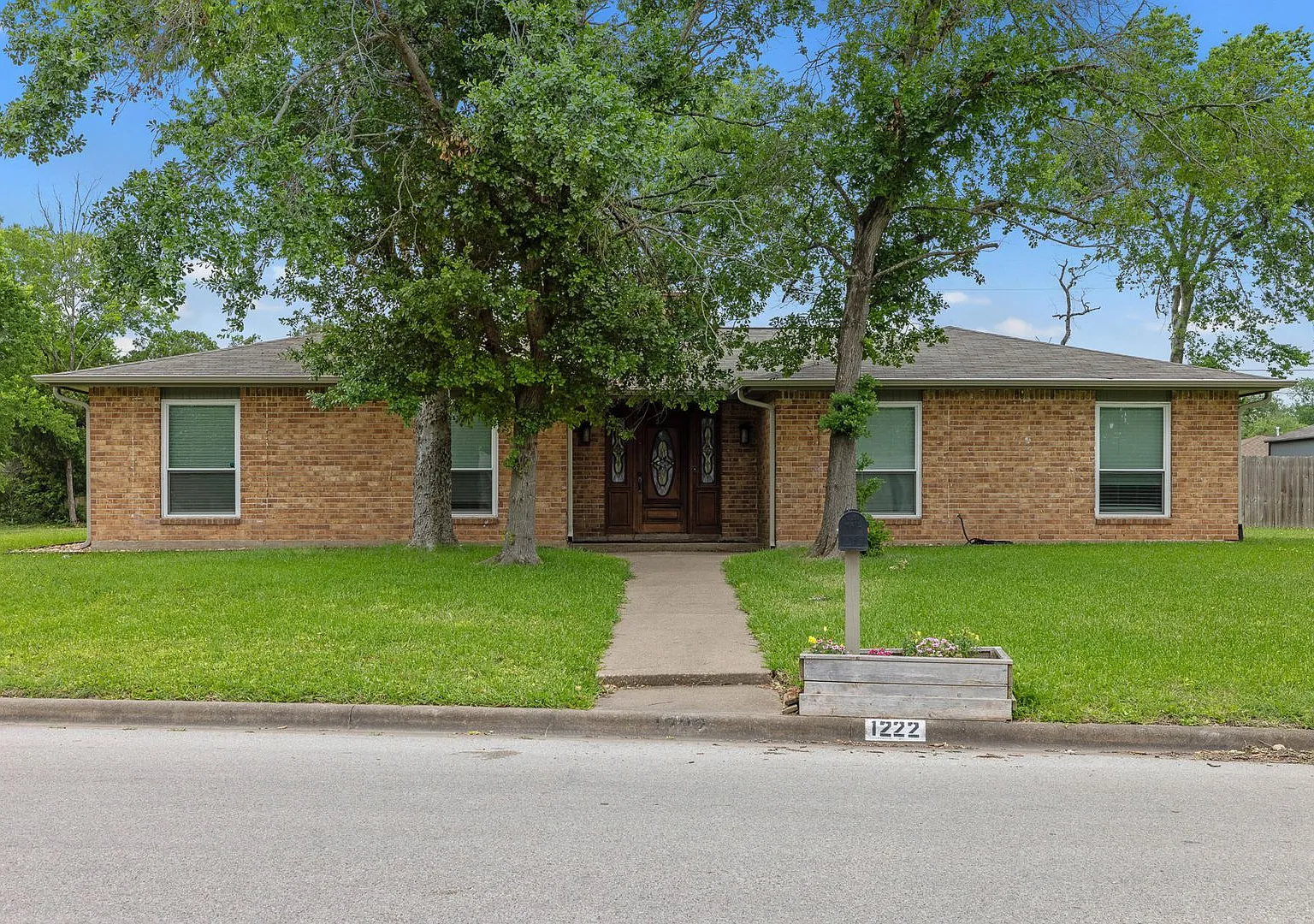 September Move in! 4 Bed/2 Bath House in South Knoll W/ Huge Yard — Photo 2
