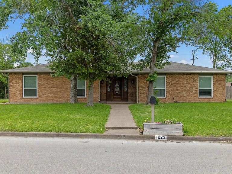 1222 Haines Dr — Photo 2