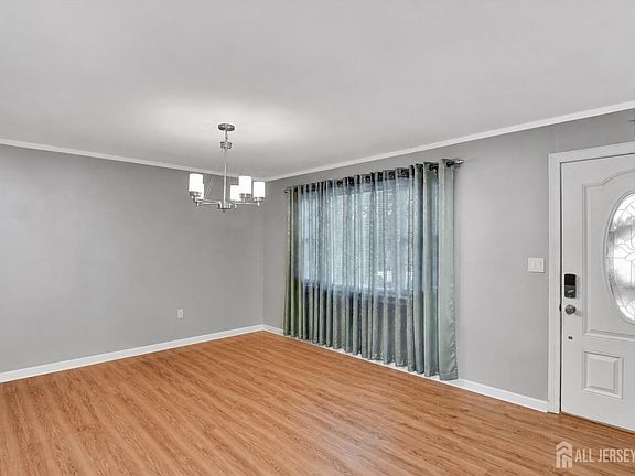 4th image of 124 Coolidge Ave
