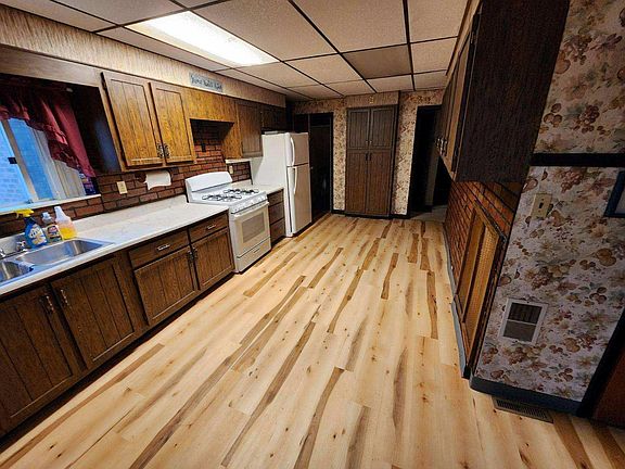 kitchen with eat in area and sliding glass door into sunroom.