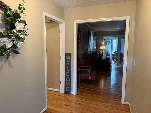 4th image of 805 Houndslake Dr
