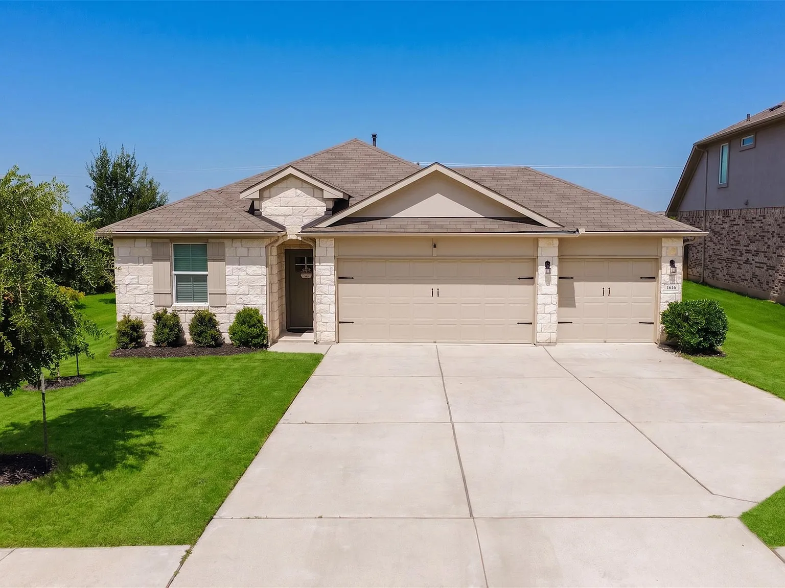 4 bed, 2.0 bath, 1927 sqft, $2,450 — Photo 1