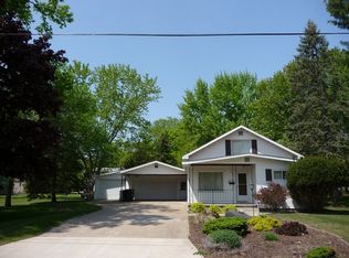 804 9th St, Waupaca, WI 54981