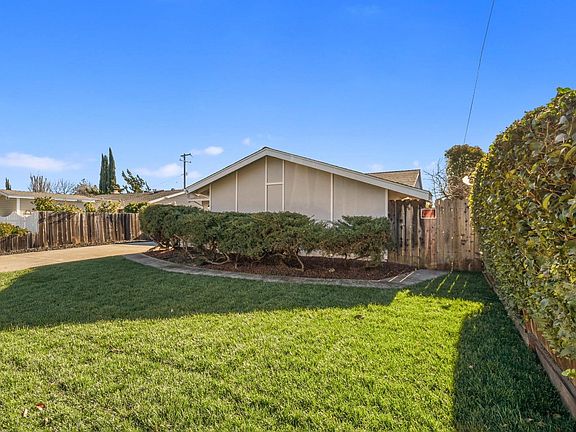 2nd image of 321 Begonia Boulevard