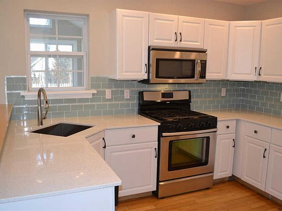 3rd image of 723 Adams Cir