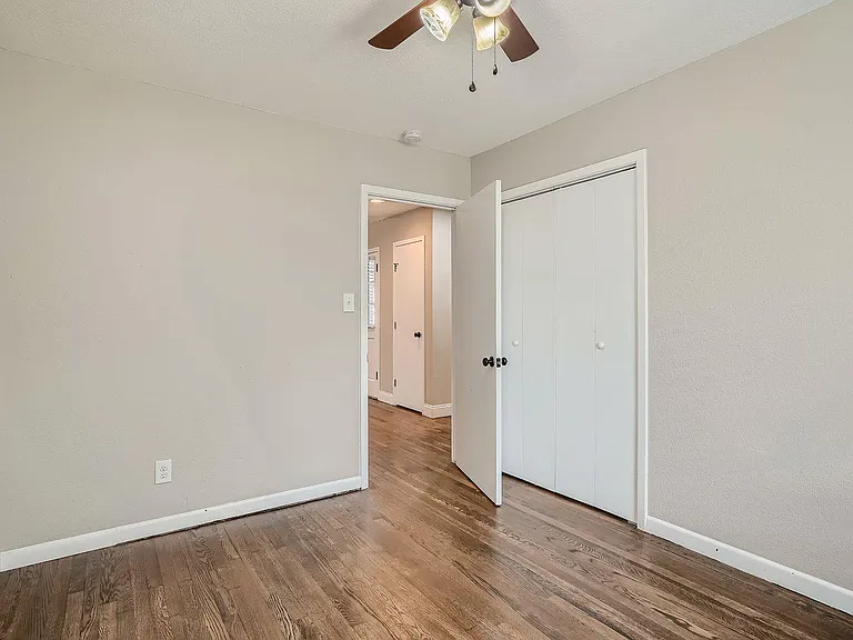 210 College St — Photo 18