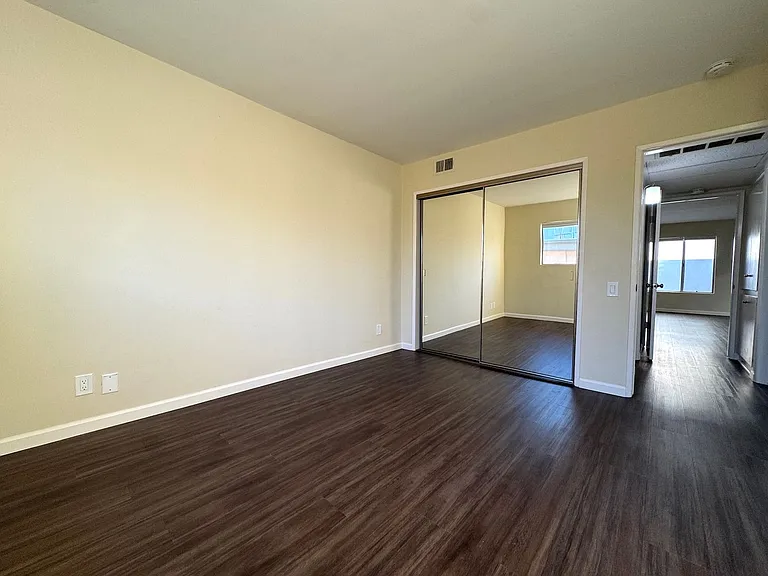 1124 N Olive Dr — Photo 12
