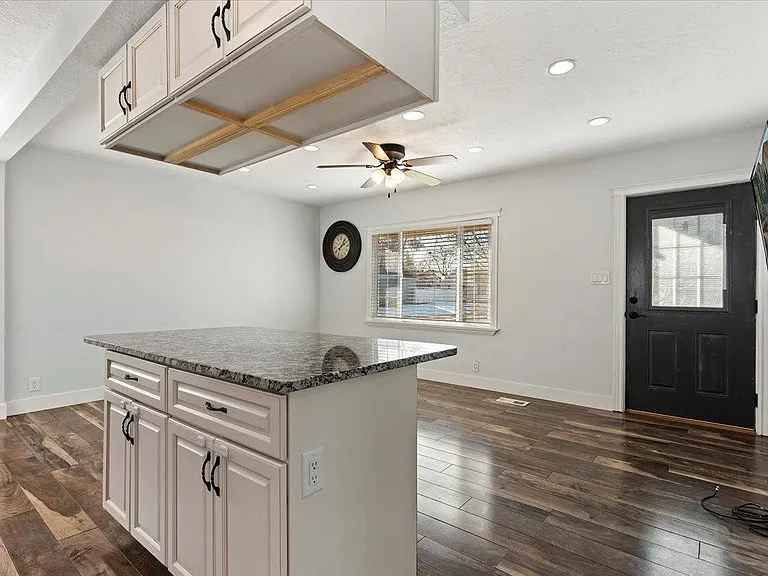 3940 Evelyn Rd — Photo 8