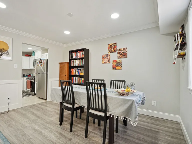 102 Monroe St #201 — Photo 17