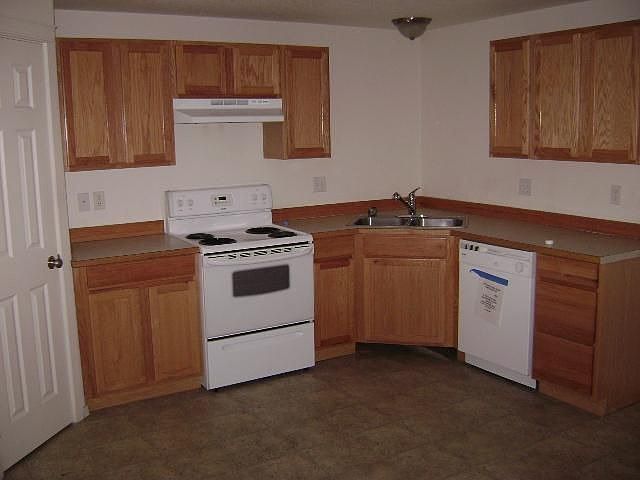 2nd image of 780 SE Maliah Ave