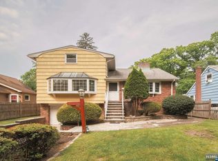 32 Tenakill St, Closter, NJ 07624