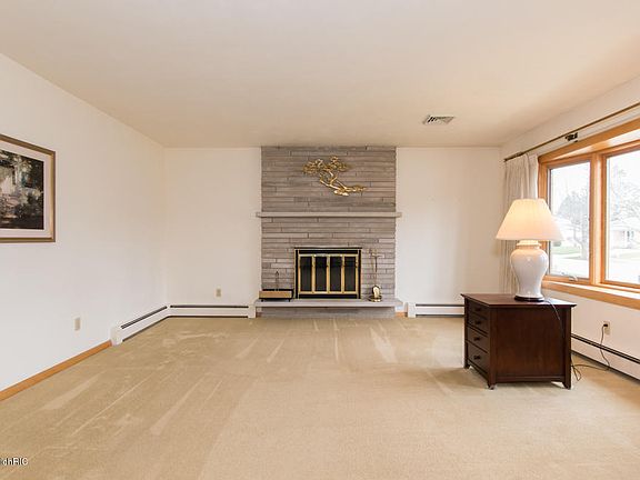 4th image of 291 Eaton St